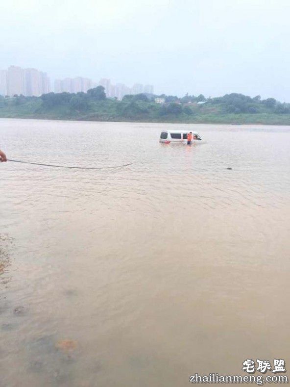 司机开车在江边休息