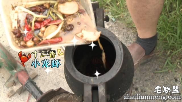 天啦噜!居然有人用爆米花的大炮筒爆小龙虾,看到结果我惊呆了