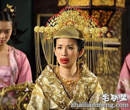 尴尬!男子把女友吻成香肠嘴网友:谁让你们秀恩爱 尴尬!男子把女友吻成香肠嘴网友:谁让你们秀恩爱