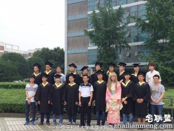 毕业照没女生咋行