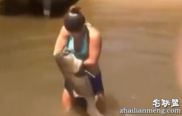 开挂的妹子竟然用自己的胳膊当诱饵,结局吓坏网友,鲶鱼吞食整个胳膊