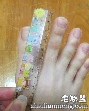 女大学生脚趾修长如手指 可以轻松用脚趾写字 女大学生脚趾修长如手指 可以轻松用脚趾写字