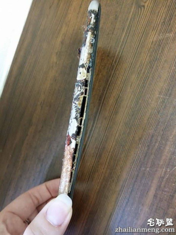 iPhone6s放抽屉竟自燃了 手机壳意外烧出美丽图案