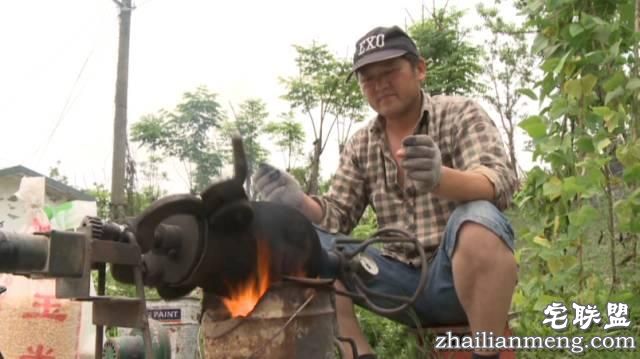 天啦噜!居然有人用爆米花的大炮筒爆小龙虾,看到结果我惊呆了