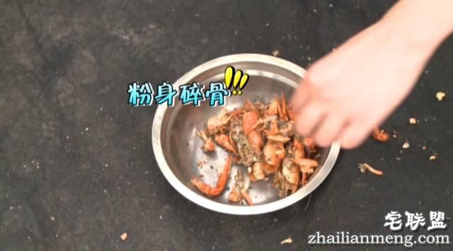 天啦噜!居然有人用爆米花的大炮筒爆小龙虾,看到结果我惊呆了