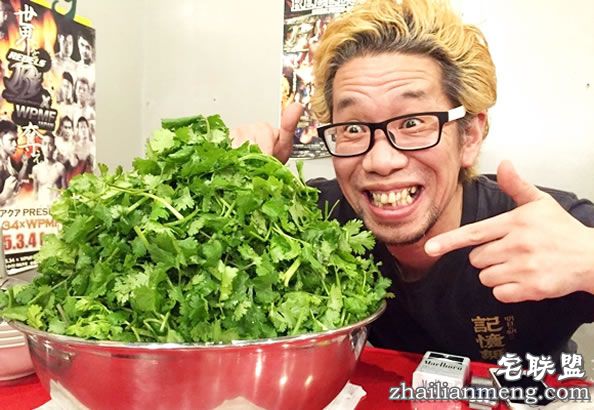 日本人挑战巨无霸香菜拉面简直要吃哭了！