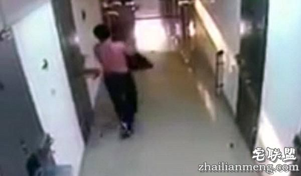 越狱新招:俄飞贼裸身从监狱取饭口挣脱逃跑