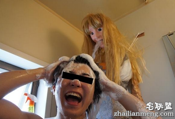 日本单身男很寂寞 将浴室莲蓬头改造成女朋友