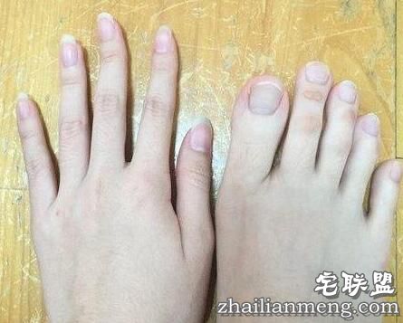 女大学生脚趾修长如手指 可以轻松用脚趾写字 女大学生脚趾修长如手指 可以轻松用脚趾写字