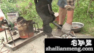 天啦噜!居然有人用爆米花的大炮筒爆小龙虾,看到结果我惊呆了