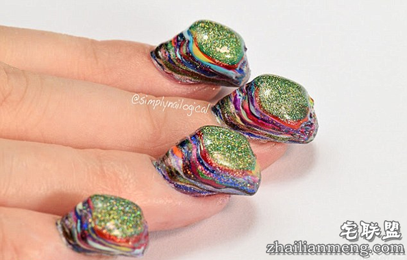 女子花12小时涂了116层指甲油 结果就变这样