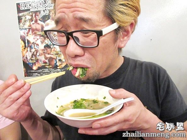 日本人挑战巨无霸香菜拉面简直要吃哭了！