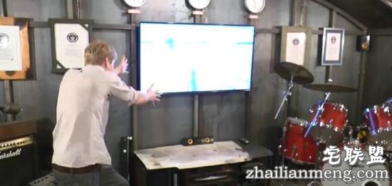 男子在院子里挖洞3年