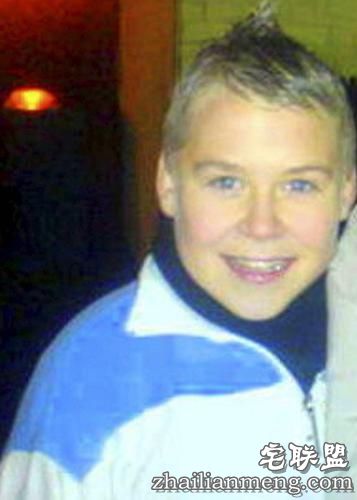 帕米-罗斯原名保尔-威腾,出生在英国桑德兰市。帕米从小就因自己女孩子一样的性格受尽了同学们的凌辱。到了14岁,帕米开始化妆,并穿着女生校服,她决定坦然接受自己的与众不同。