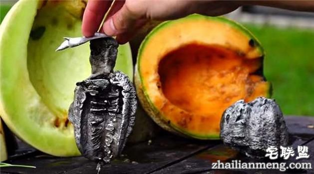 好好的香瓜不吃居然要倒入液态铝?然而剖开后才明白他的用心良苦