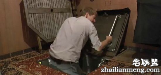 男子在院子里挖洞3年