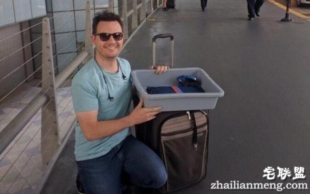 男子胆大偷机场安检东西,竟然想被抓,结果让人大跌眼镜!