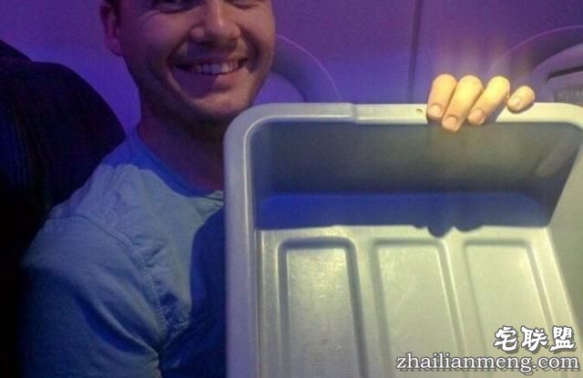 男子胆大偷机场安检东西,竟然想被抓,结果让人大跌眼镜!