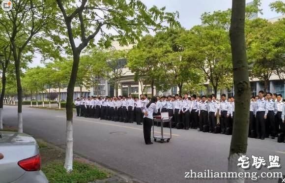 场面壮观!280名男大学生为全系唯一的女生过生日