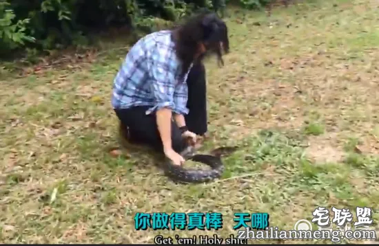 霸气四溅!这女人瞬间拿下两米长蛇