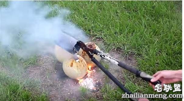 好好的香瓜不吃居然要倒入液态铝?然而剖开后才明白他的用心良苦