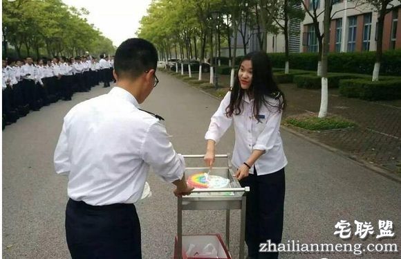 场面壮观!280名男大学生为全系唯一的女生过生日