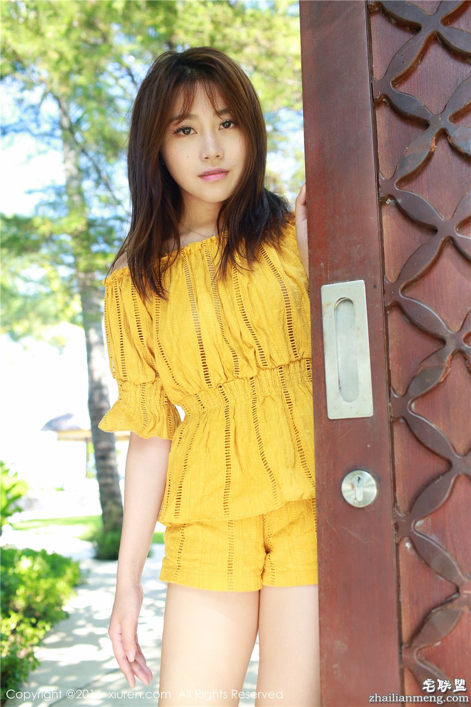 [秀人网] 漂亮百褶裙美女许诺Sabrina人字拖户外阳光个人写真 第477期第3张