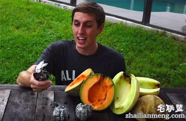 好好的香瓜不吃居然要倒入液态铝?然而剖开后才明白他的用心良苦