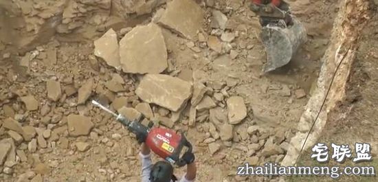 男子在院子里挖洞3年