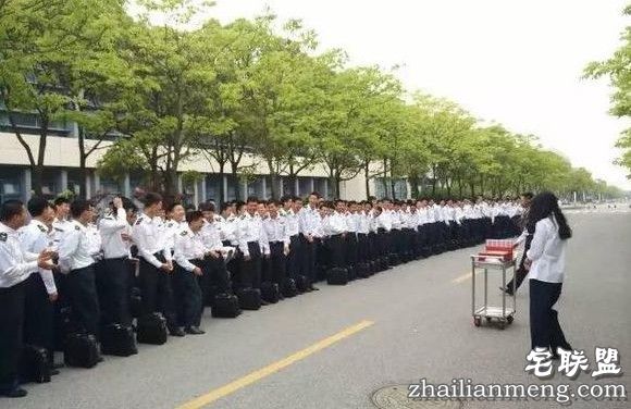 场面壮观!280名男大学生为全系唯一的女生过生日