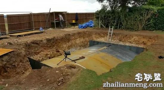 男子在院子里挖洞3年