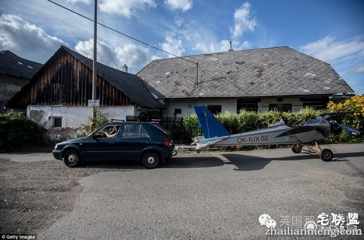 自己造架飞机，每天开飞机上班...这哥们的生活，真的好酷