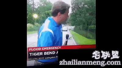 记者正在报道洪灾,却被身后的小男孩实力抢镜…