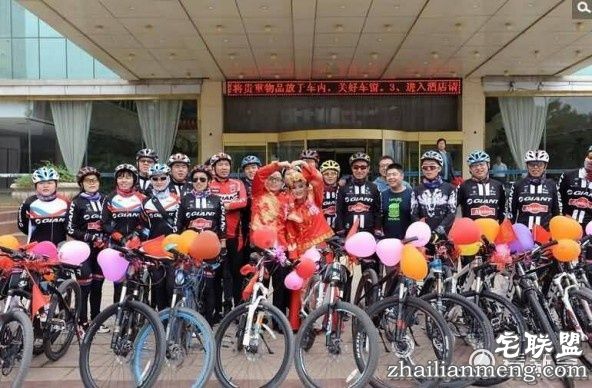 30辆自行车组成婚礼车队去迎亲