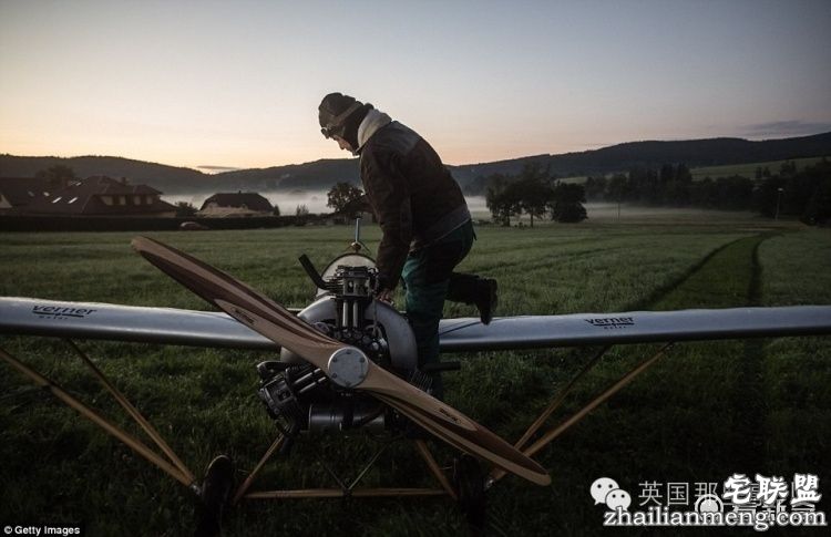 自己造架飞机，每天开飞机上班...这哥们的生活，真的好酷