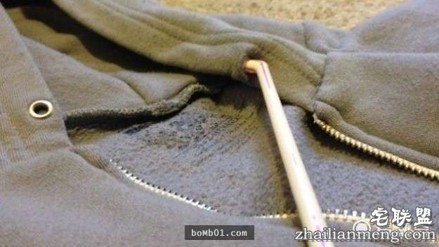 她把透明指甲油擦在衣服上看起来很怪，但是大家接着都马上拿出一瓶跟着做起来！