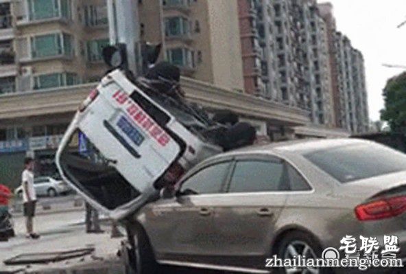 俩司机开车斗气