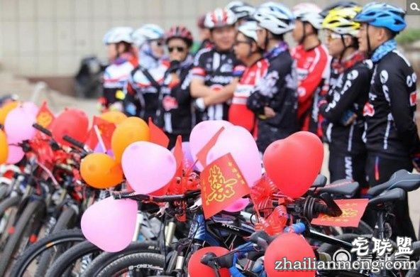 30辆自行车组成婚礼车队去迎亲