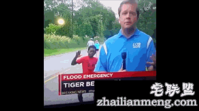 记者正在报道洪灾,却被身后的小男孩实力抢镜…