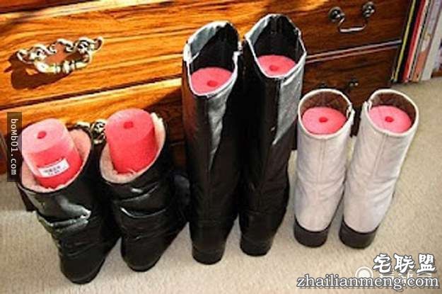 她把透明指甲油擦在衣服上看起来很怪，但是大家接着都马上拿出一瓶跟着做起来！