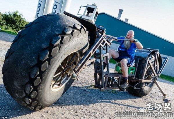 真老汉推车:大叔自制一吨重的自行车