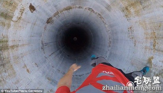 小哥烟囱顶表演独轮车特技,这画面,看着都腿软