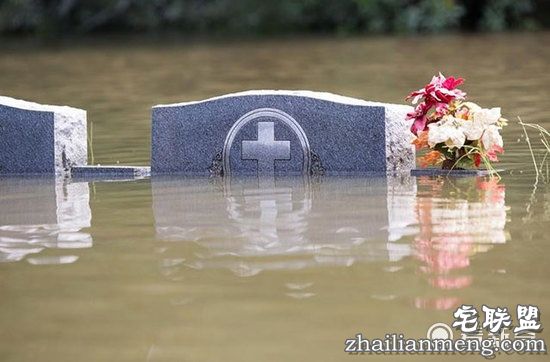 记者正在报道洪灾,却被身后的小男孩实力抢镜…