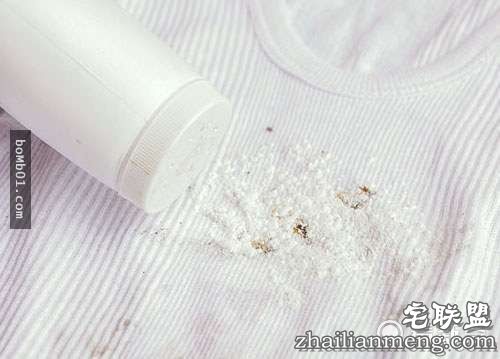 她把透明指甲油擦在衣服上看起来很怪，但是大家接着都马上拿出一瓶跟着做起来！