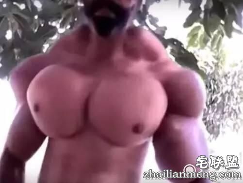 说出来你们可能不信,他的胸比好多妹纸的都要大!