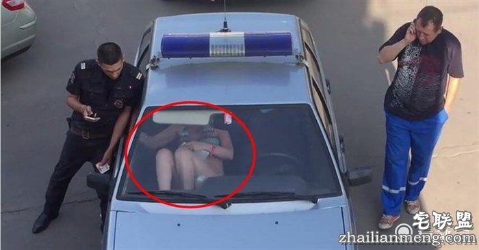 字典里只有狂！战斗民族辣妹被扣在警车内起肚烂~竟使出超扯「逃脱术」气炸员警！