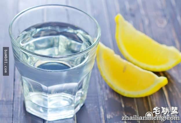 她把透明指甲油擦在衣服上看起来很怪，但是大家接着都马上拿出一瓶跟着做起来！