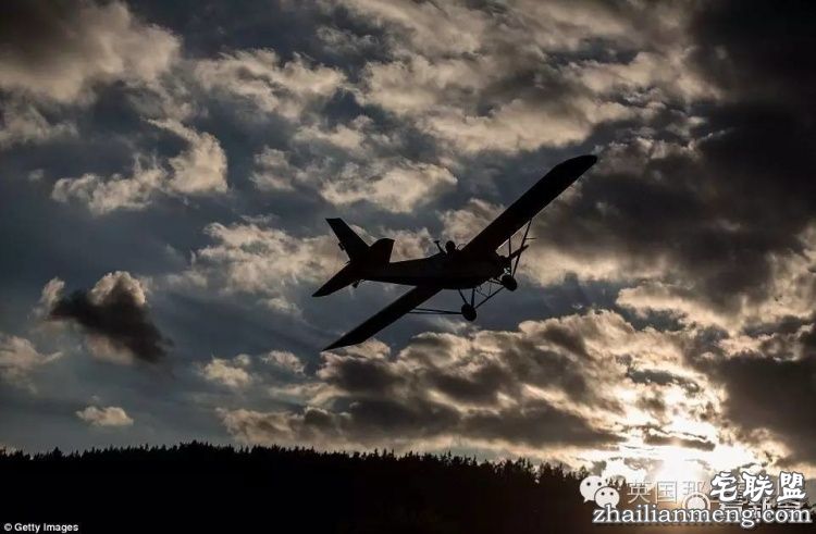 自己造架飞机，每天开飞机上班...这哥们的生活，真的好酷