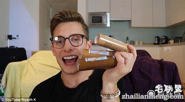 男网红往脸上喷100层古铜色喷雾