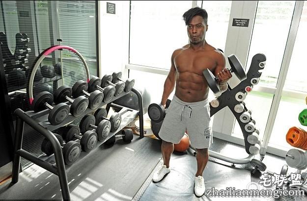 英国56岁男子每年17万保养